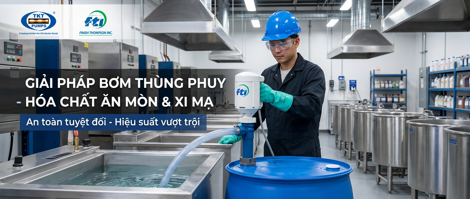 Kỹ thuật viên vận hành bơm axit thùng phuy FTI PF Series an toàn trong nhà máy xi mạ
