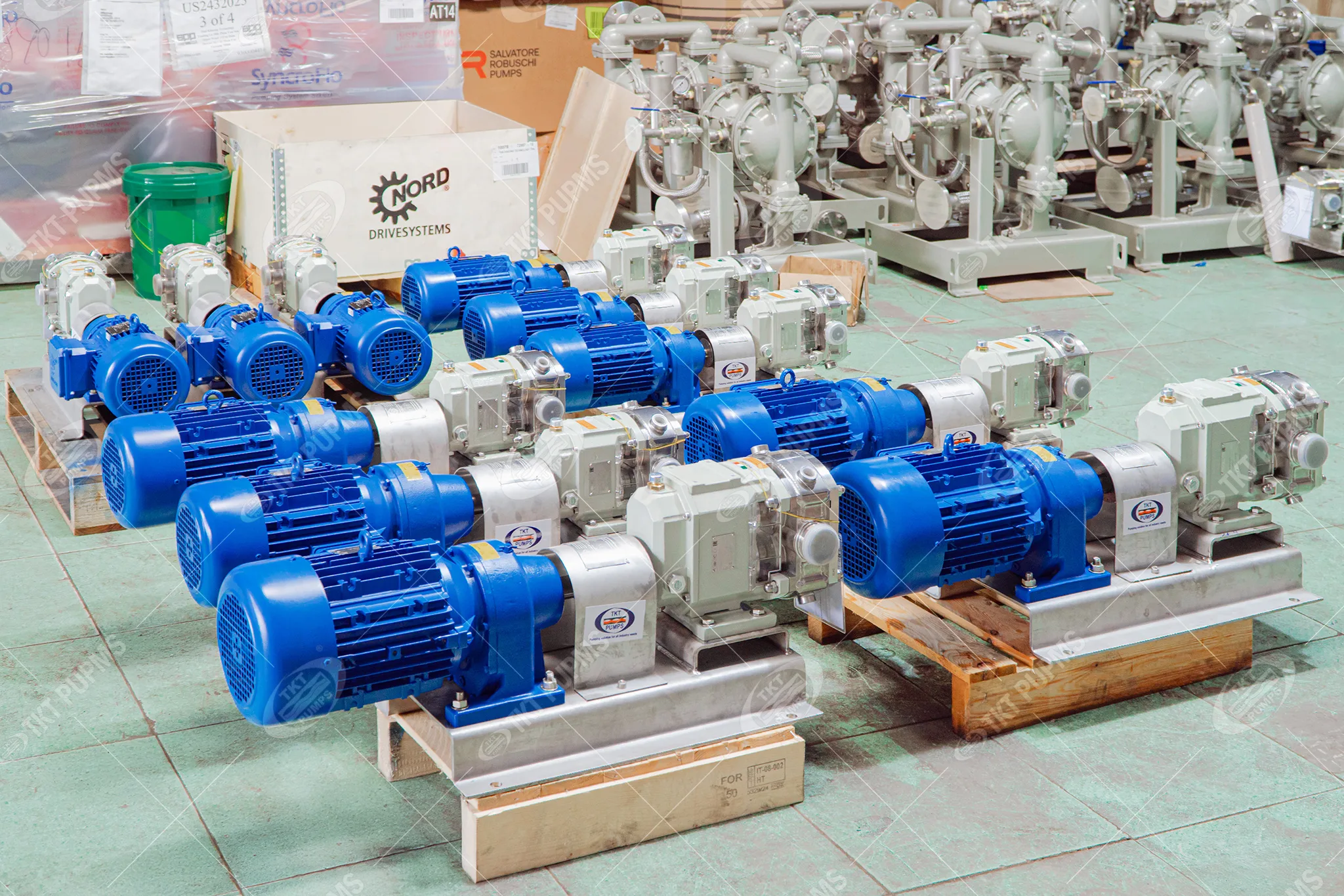 Bơm rotor cánh cho dịch có hạt rắn: trái cây miếng, thịt xay, rau củ 3 Hệ thống bơm rotor cánh OMAC AISI 316L lắp đặt trong dây chuyền thực phẩm