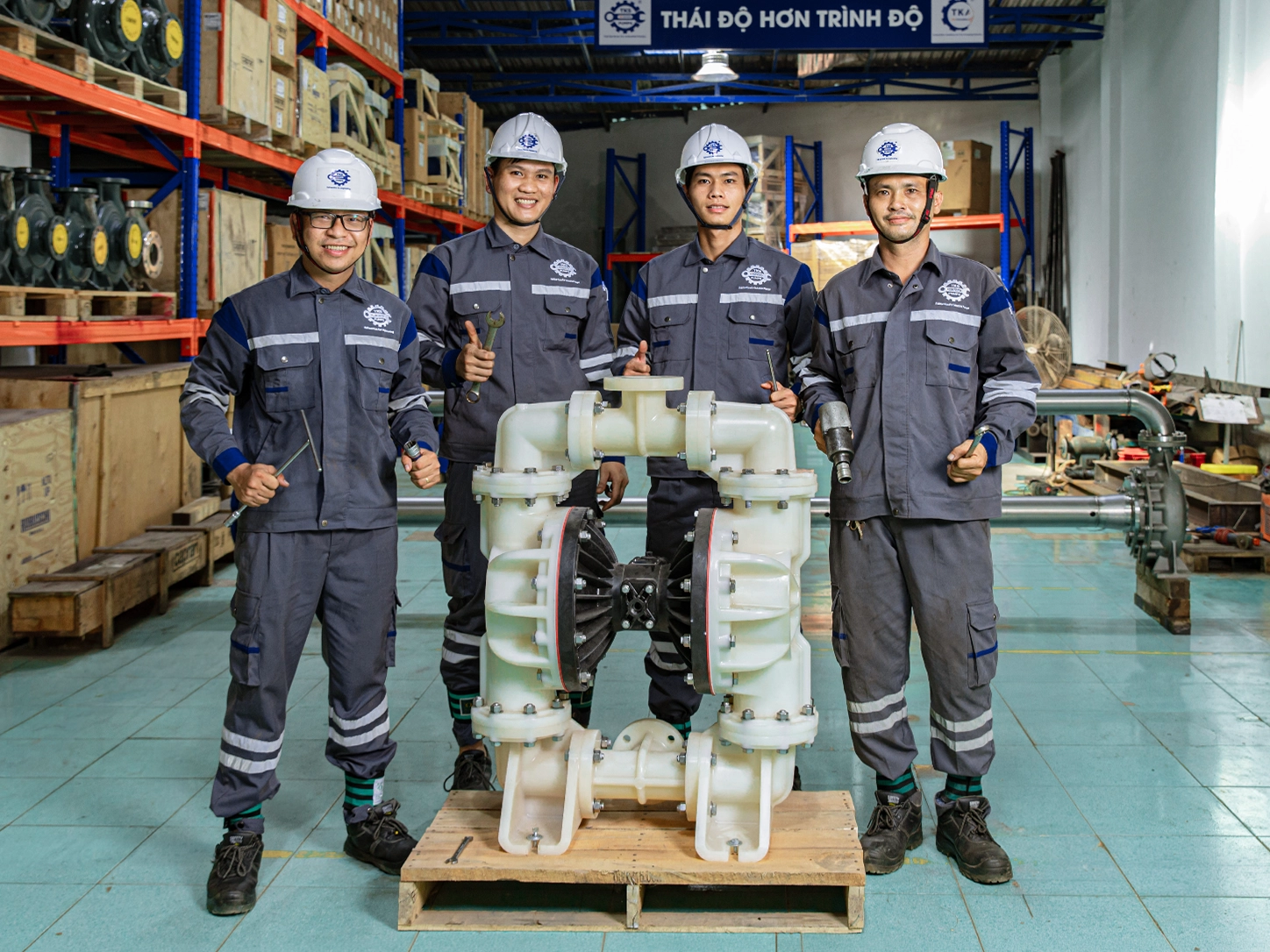 Sandpiper 26 Đội ngũ kỹ sư TKT bên bơm màng khí nén Sandpiper tại kho TP.HCM