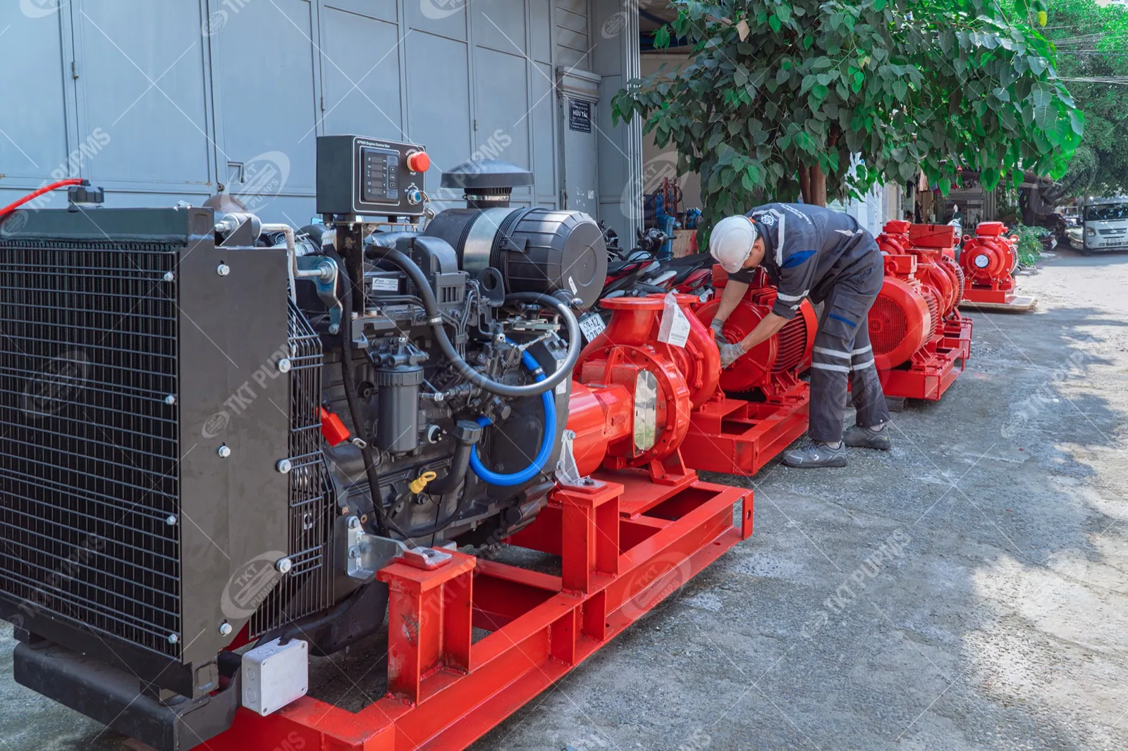 Cung cấp cụm bơm chữa cháy cho dự án bệnh viện và trung tâm nghiên cứu 4 Tổ bơm chữa cháy động cơ diesel với két giải nhiệt và tủ điều khiển, phía sau là dãy tổ bơm động cơ điện
