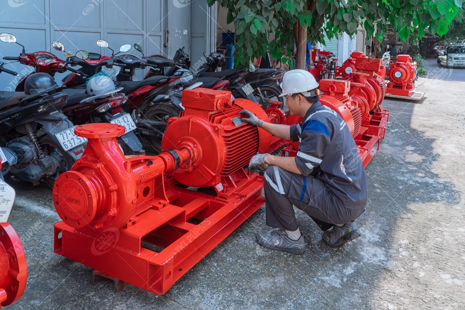 Cung cấp cụm bơm chữa cháy cho dự án bệnh viện và trung tâm nghiên cứu 9 Kỹ sư Thái Khương Services bên tổ bơm chữa cháy động cơ điện lắp trên khung đế thép sơn đỏ