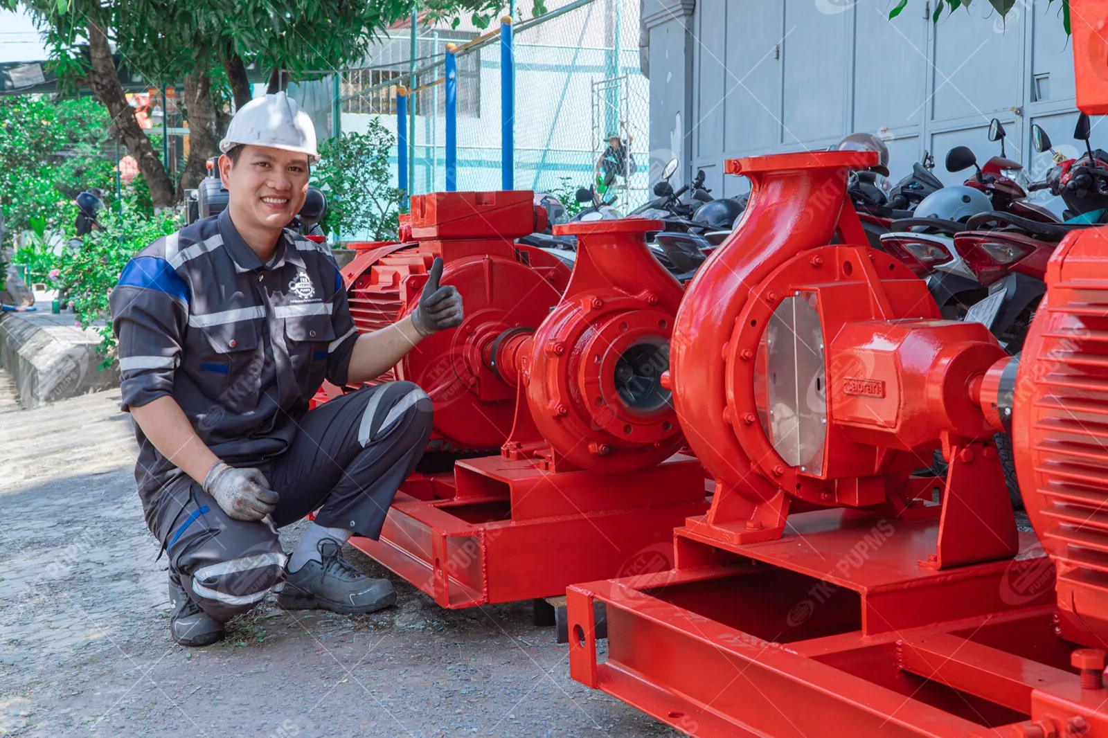 Cung cấp cụm bơm chữa cháy cho dự án bệnh viện và trung tâm nghiên cứu 10 Kỹ sư Thái Khương Services bên dãy bơm chữa cháy trục ngang trên bệ đế đỏ