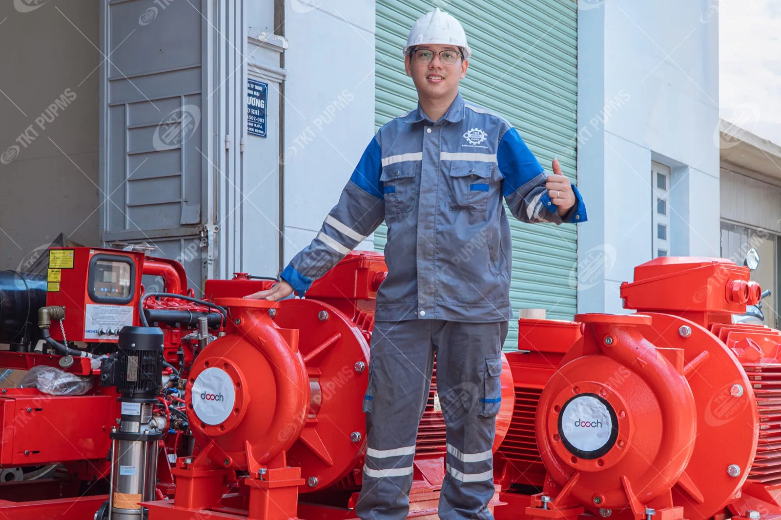 Cung cấp cụm bơm chữa cháy cho dự án bệnh viện và trung tâm nghiên cứu 13 Kỹ sư Thái Khương Services bên hai bơm chữa cháy động cơ điện và bơm bù áp trục đứng inox