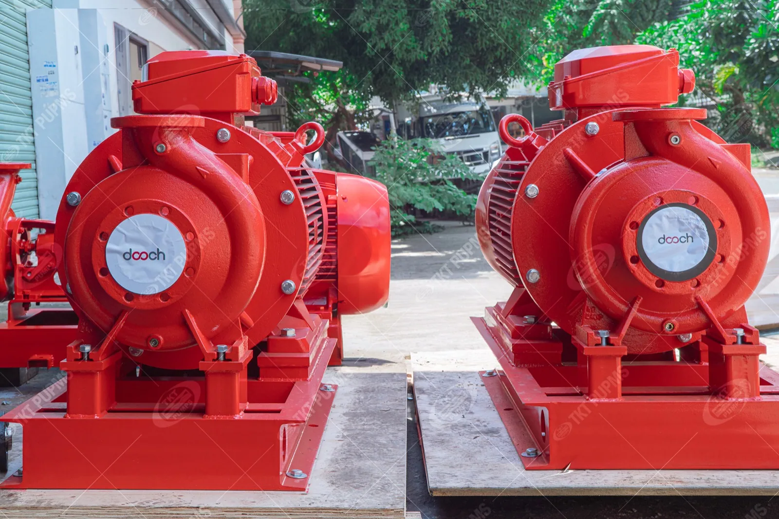 Cung cấp cụm bơm chữa cháy cho dự án bệnh viện và trung tâm nghiên cứu 3 Cận cảnh hai bơm chữa cháy động cơ điện đặt song song trên khung đế đỏ