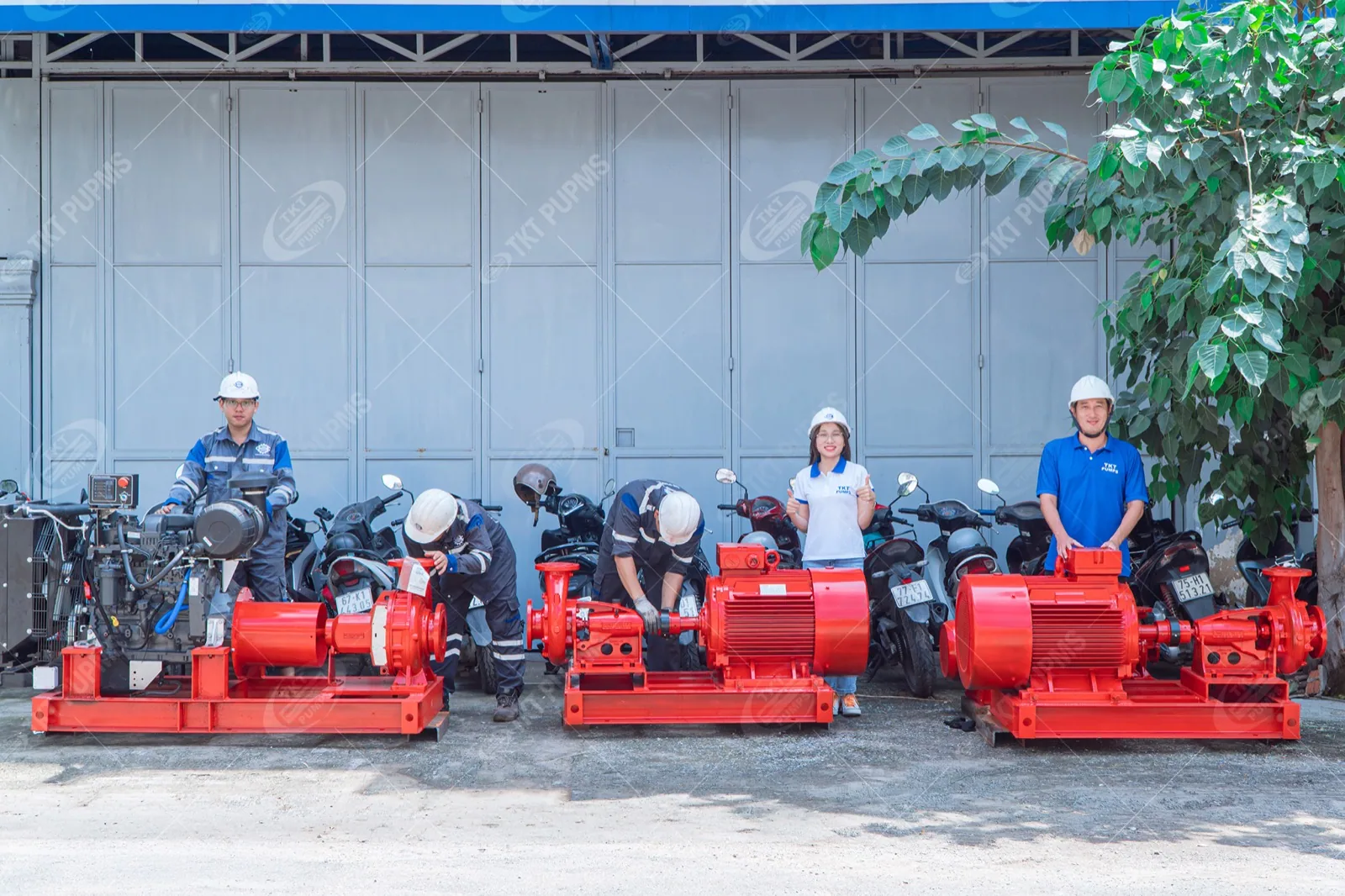 Cung cấp cụm bơm chữa cháy cho dự án bệnh viện và trung tâm nghiên cứu 14 Bốn tổ bơm chữa cháy động cơ điện trên bệ đế đỏ trước xưởng Thái Khương Services