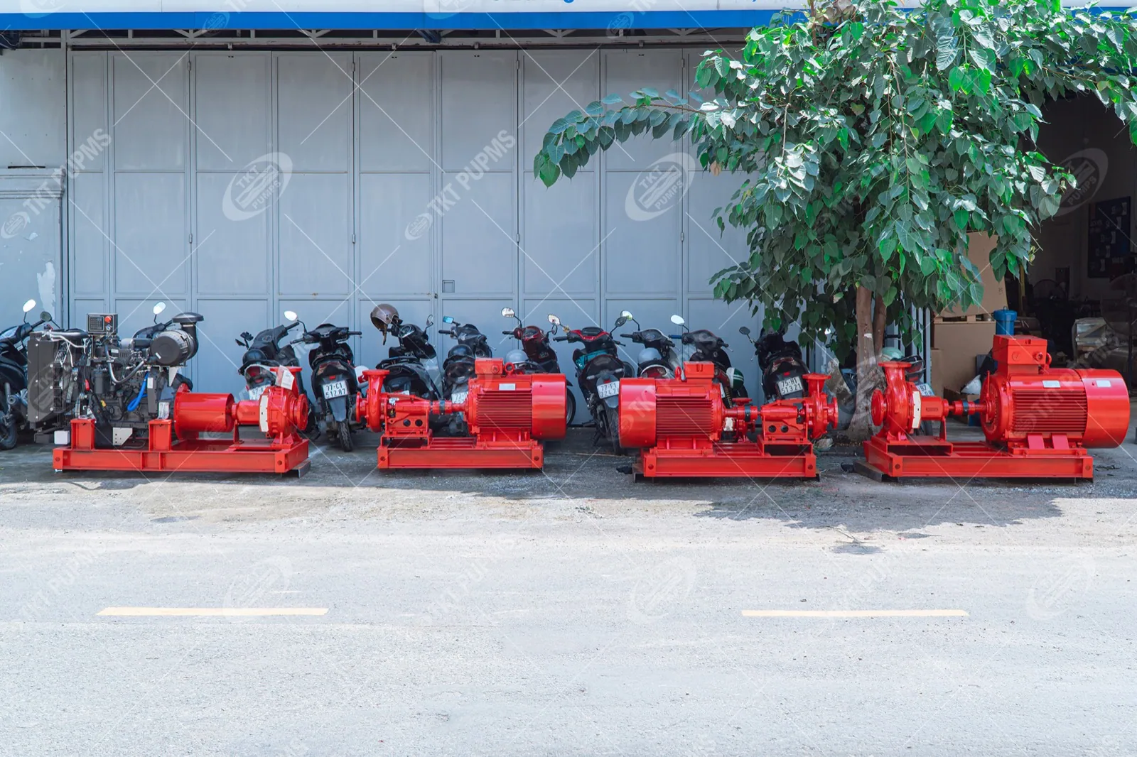 Cung cấp cụm bơm chữa cháy cho dự án bệnh viện và trung tâm nghiên cứu 11 Bốn tổ bơm chữa cháy trên bệ đế đỏ xếp trước cửa xưởng Thái Khương Services