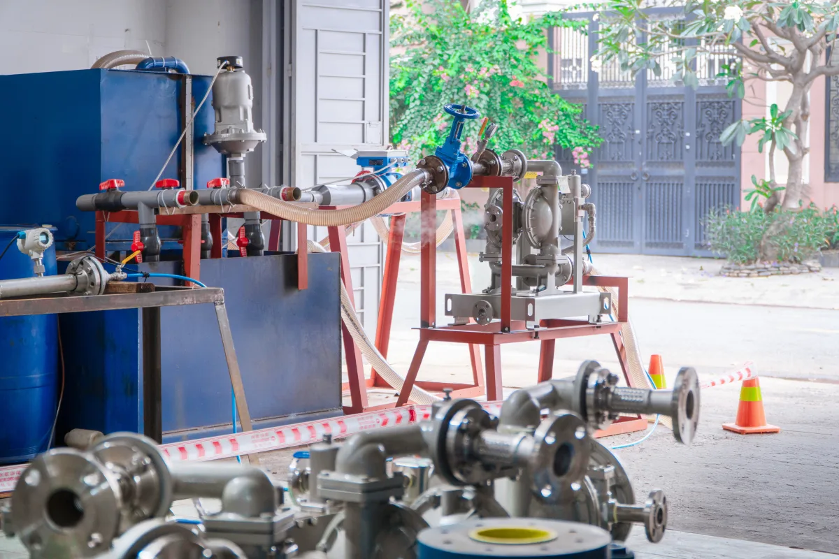 Cách chọn vật liệu cho bơm màng khí nén AODD: góc nhìn từ kỹ sư ứng dụng 3 Cụm bơm màng khí nén trên bệ chạy thử FAT tại xưởng Thái Khương