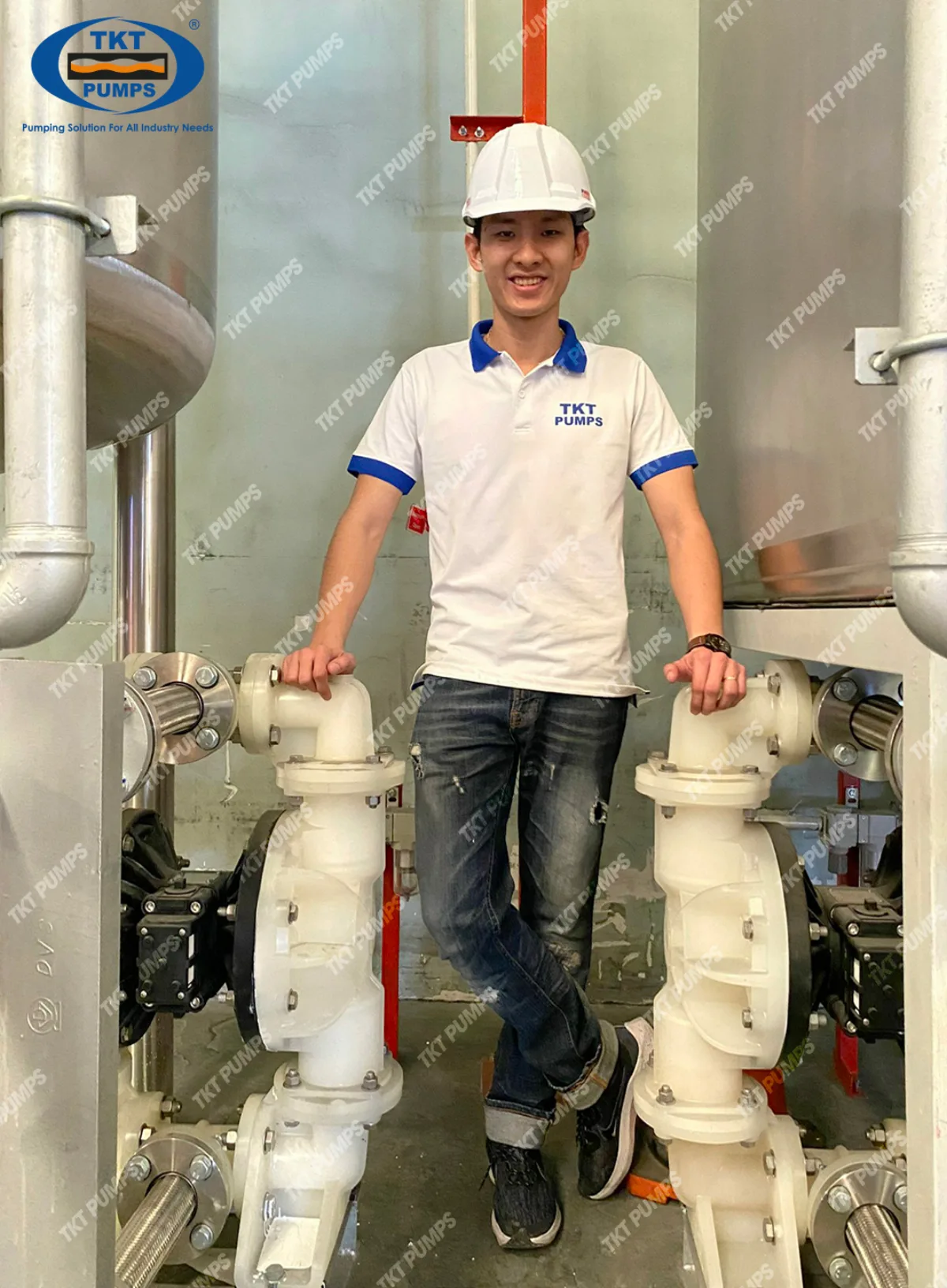 Cách chọn vật liệu cho bơm màng khí nén AODD: góc nhìn từ kỹ sư ứng dụng 7 Kỹ sư Thái Khương bên cụm bơm màng khí nén đã lắp đặt tại nhà máy khách hàng