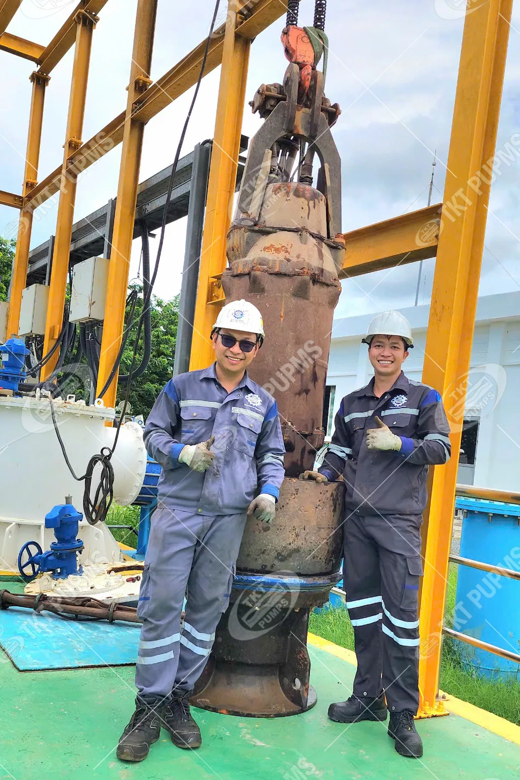 Đại tu bơm chìm hay thay mới? Cách quyết định cho nhà máy cấp nước 3 Bơm chìm cấp nước treo trên palăng xích sau khi kéo khỏi hố, thân bám cặn và gỉ dày