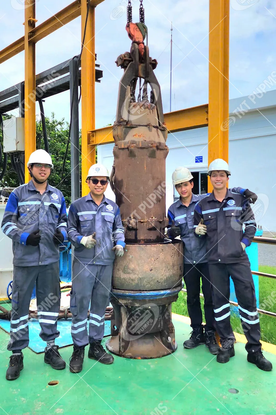 Đại tu bơm chìm hay thay mới? Cách quyết định cho nhà máy cấp nước 7 Bơm chìm cấp nước đã kéo lên khỏi hố, đội kỹ sư Thái Khương Service đứng cạnh