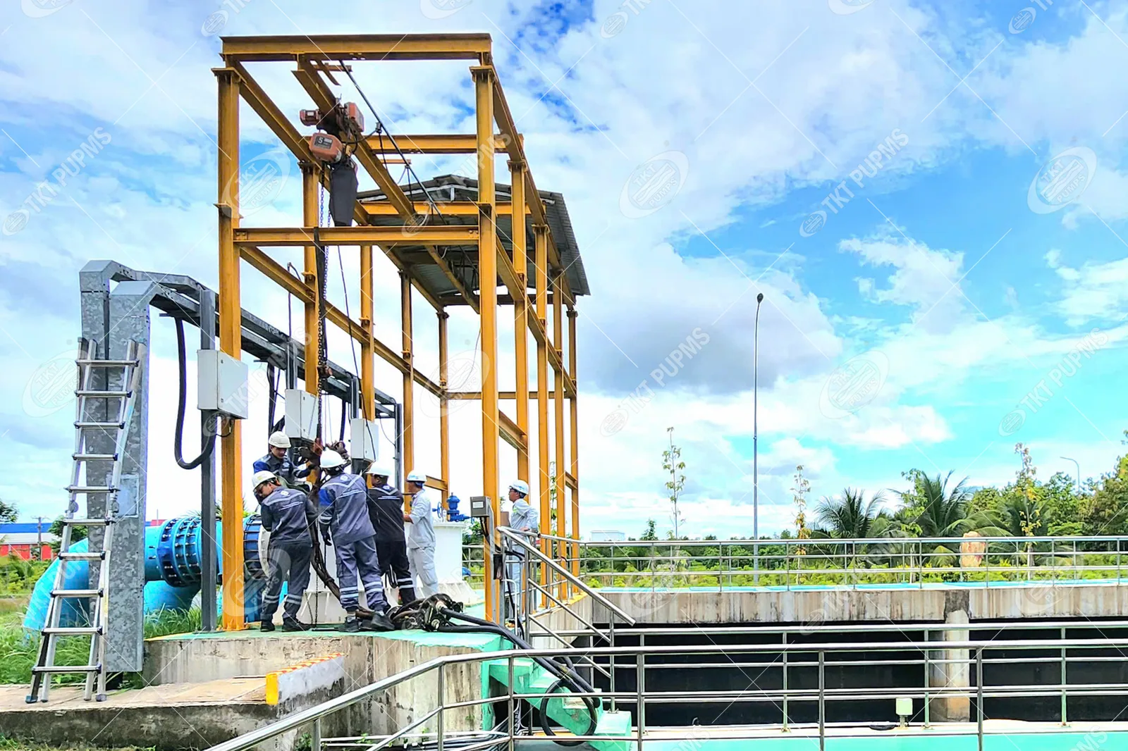 Đại tu bơm chìm hay thay mới? Cách quyết định cho nhà máy cấp nước 8 Trạm bơm chìm của nhà máy cấp nước với khung cẩu và tuyến ống xả