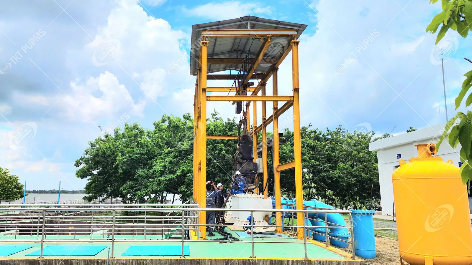 Đại tu bơm chìm hay thay mới? Cách quyết định cho nhà máy cấp nước 5 Bơm chìm được nâng trong khung cẩu tại trạm bơm, phía sau là bể lọc và bồn áp lực