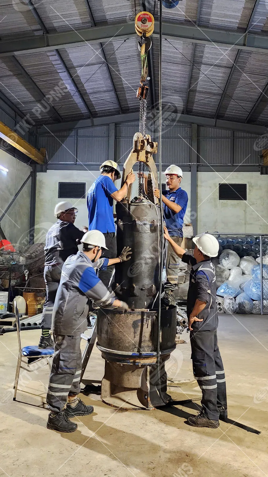 Đại tu bơm chìm hay thay mới? Cách quyết định cho nhà máy cấp nước 6 Đội kỹ sư Thái Khương Service quanh thân bơm chìm treo trên palăng trong xưởng