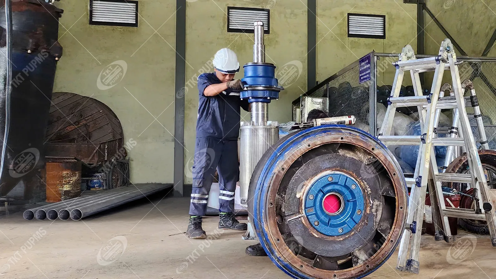 Đại tu bơm chìm hay thay mới? Cách quyết định cho nhà máy cấp nước 2 Cụm rotor và stator inox của bơm chìm tách khỏi thân bơm tại xưởng Thái Khương Service