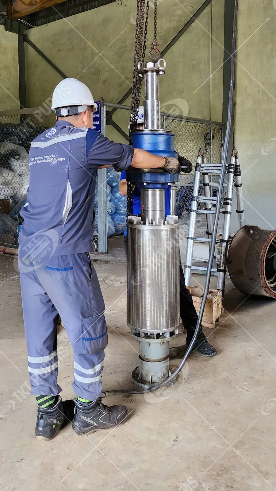 Đại tu bơm chìm hay thay mới? Cách quyết định cho nhà máy cấp nước 4 Cụm motor bơm chìm thân inox treo trên palăng xích tại xưởng Thái Khương Service