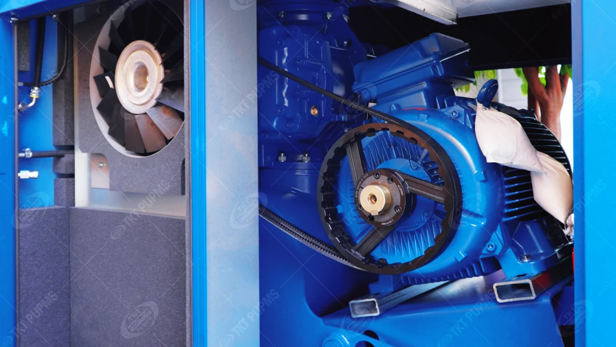 Máy thổi khí Aerzen chính thức có mặt tại xưởng Thái Khương — sẵn sàng đưa về nhà máy 7 Cụm truyền động của máy thổi khí Aerzen: lọc gió đầu hút, puly và dây đai răng