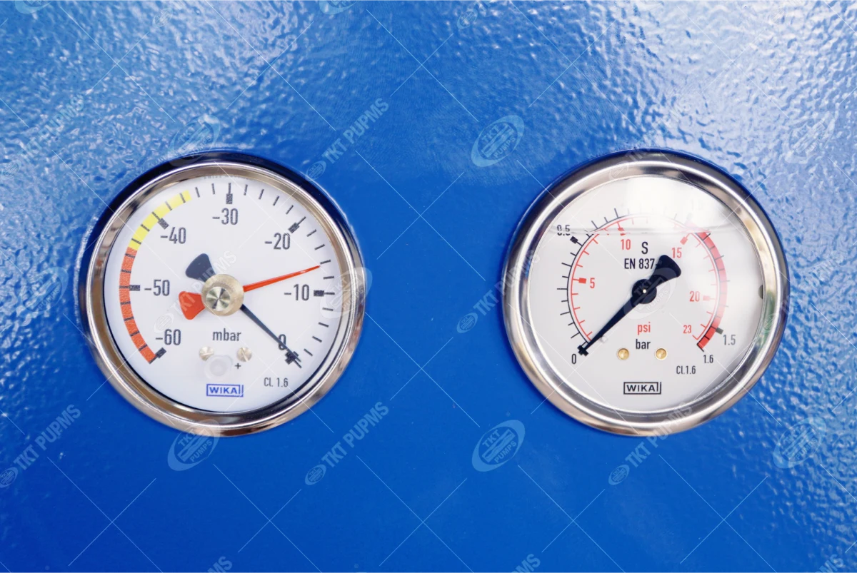 Máy thổi khí Aerzen chính thức có mặt tại xưởng Thái Khương — sẵn sàng đưa về nhà máy 9 Hai đồng hồ WIKA trên vỏ máy thổi khí Aerzen, một thang mbar chân không và một thang bar áp lực