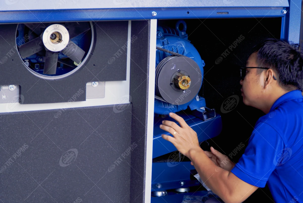 Máy thổi khí Aerzen chính thức có mặt tại xưởng Thái Khương — sẵn sàng đưa về nhà máy 8 Kỹ sư Thái Khương đứng bên cụm truyền động của máy thổi khí Aerzen Delta Blower đã mở nắp