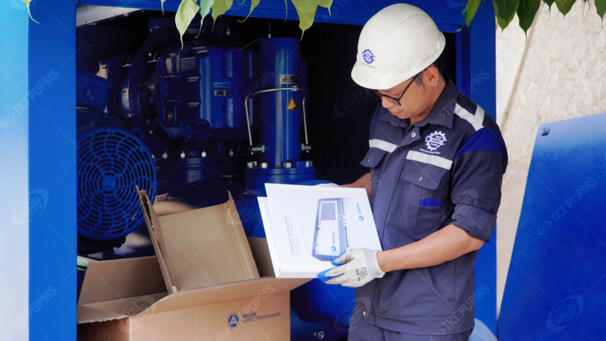 Máy thổi khí Aerzen chính thức có mặt tại xưởng Thái Khương — sẵn sàng đưa về nhà máy 10 Kỹ sư Thái Khương cầm tài liệu kỹ thuật bên cụm máy thổi khí Aerzen đã mở nắp