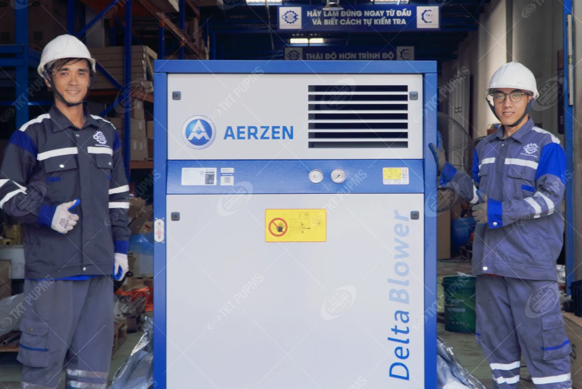 Máy thổi khí Aerzen chính thức có mặt tại xưởng Thái Khương — sẵn sàng đưa về nhà máy 4 Máy thổi khí Aerzen Delta Blower cỡ nhỏ tại xưởng Thái Khương, hai kỹ sư đứng hai bên