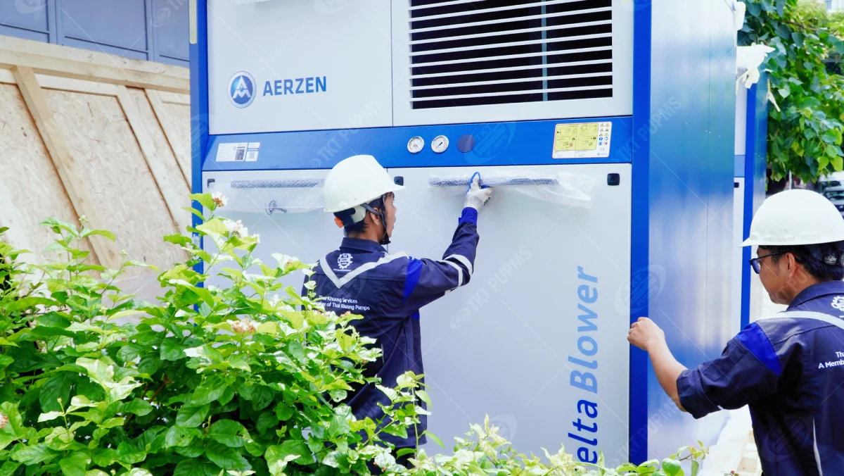 Máy thổi khí Aerzen chính thức có mặt tại xưởng Thái Khương — sẵn sàng đưa về nhà máy 5 Kỹ sư Thái Khương Services tháo màng bọc trên vỏ cụm máy thổi khí Aerzen Delta Blower