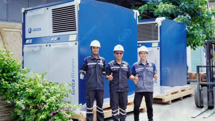 Máy thổi khí Aerzen chính thức có mặt tại xưởng Thái Khương — sẵn sàng đưa về nhà máy 8 Hai cụm máy thổi khí Aerzen Delta Blower đặt cạnh nhau tại xưởng Thái Khương, ba kỹ sư đứng phía trước
