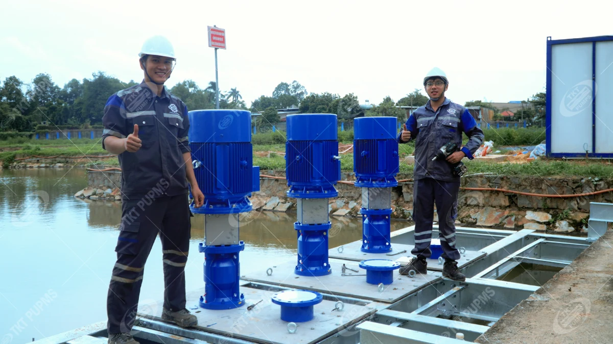 Khi bơm chìm không phải lựa chọn duy nhất – Thái Khương Pumps cấp 3 bơm cantilever cho ứng dụng bơm nước thải 1 Ba bơm cantilever Salvatore Robuschi đã lắp trên sàn thao tác của hồ nước thải sau xử lý của nhà máy, hai kỹ sư Thái Khương đứng hai bên