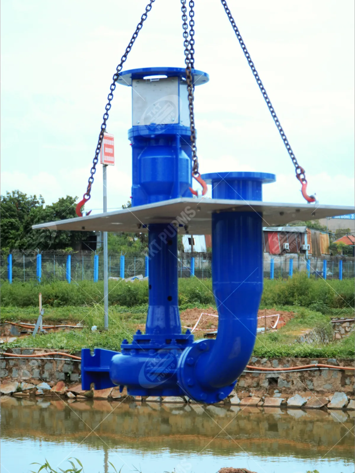 Khi bơm chìm không phải lựa chọn duy nhất – Thái Khương Pumps cấp 3 bơm cantilever cho ứng dụng bơm nước thải 2 Bơm cantilever Salvatore Robuschi treo trên cẩu trước khi hạ xuống bể: động cơ và cụm ổ đỡ phía trên tấm đế, đầu bơm và đường ống xả cong nằm dưới