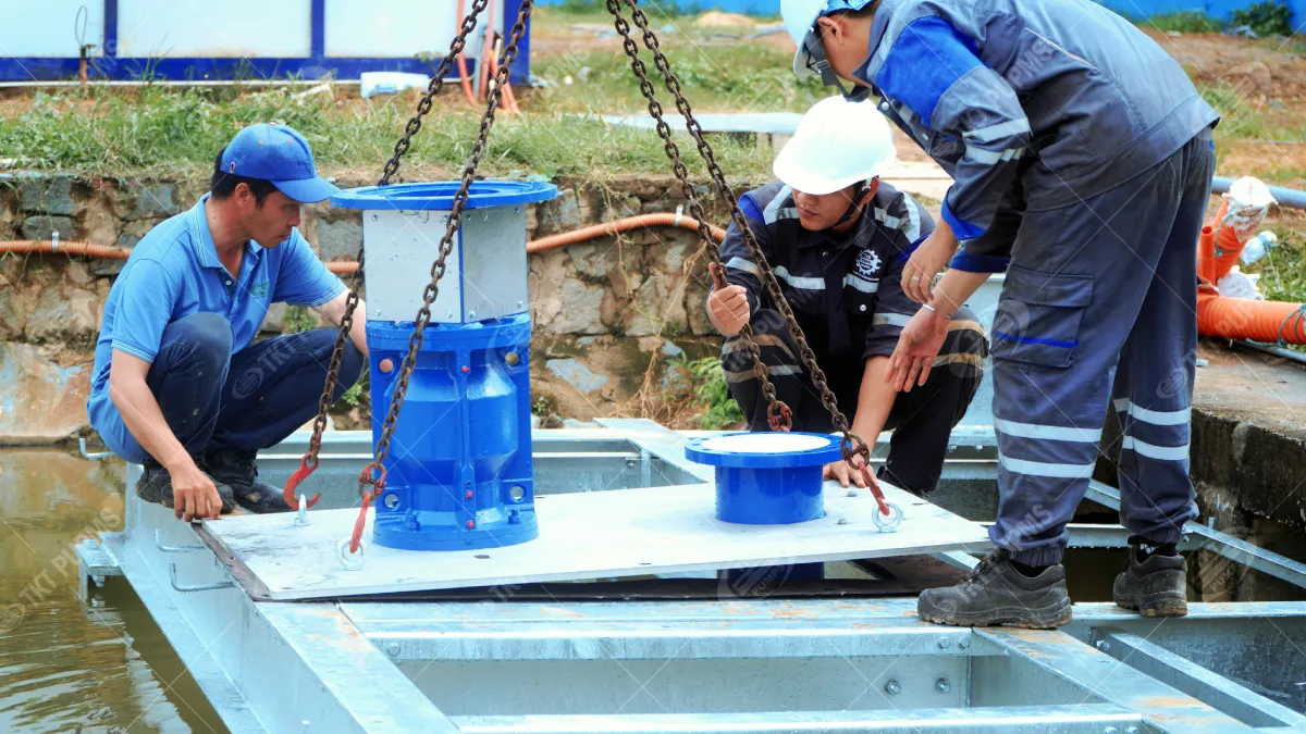 Khi bơm chìm không phải lựa chọn duy nhất – Thái Khương Pumps cấp 3 bơm cantilever cho ứng dụng bơm nước thải 6 Kỹ sư căn chỉnh tấm đế bơm cantilever trên khung thép miệng hồ trước khi siết bu lông