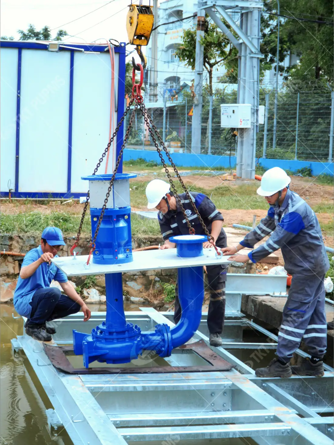 Khi bơm chìm không phải lựa chọn duy nhất – Thái Khương Pumps cấp 3 bơm cantilever cho ứng dụng bơm nước thải 5 Ba kỹ sư Thái Khương hạ bơm cantilever xuống miệng hồ và căn tấm đế vào khung thép