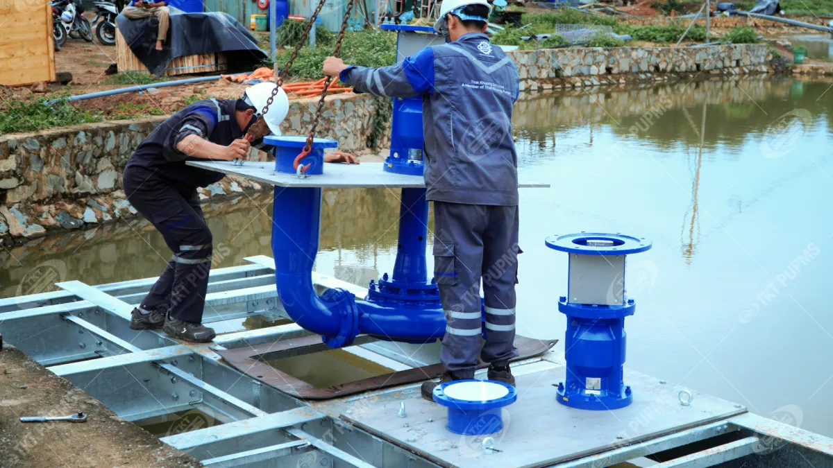 Khi bơm chìm không phải lựa chọn duy nhất – Thái Khương Pumps cấp 3 bơm cantilever cho ứng dụng bơm nước thải 7 Lắp bơm cantilever thứ hai xuống hồ nước thải, bơm lắp trước đã đứng cố định bên phải