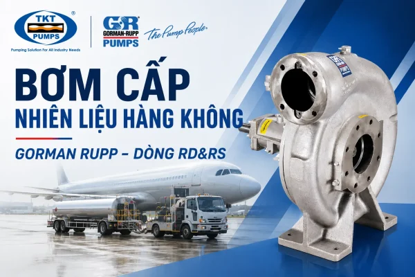 Bơm cấp nhiên liệu hàng không 10 Ảnh bìa bài bơm cấp nhiên liệu hàng không: bơm ly tâm Gorman-Rupp Roto-Prime thân kim loại sáng màu đặt bên phải, phía sau là máy bay thương mại và xe tra nạp nhiên liệu trên sân đỗ, kèm logo Thái Khương Pumps và Gorman-Rupp, dòng chữ Bơm cấp nhiên liệu hàng không - Gorman Rupp dòng RD&RS