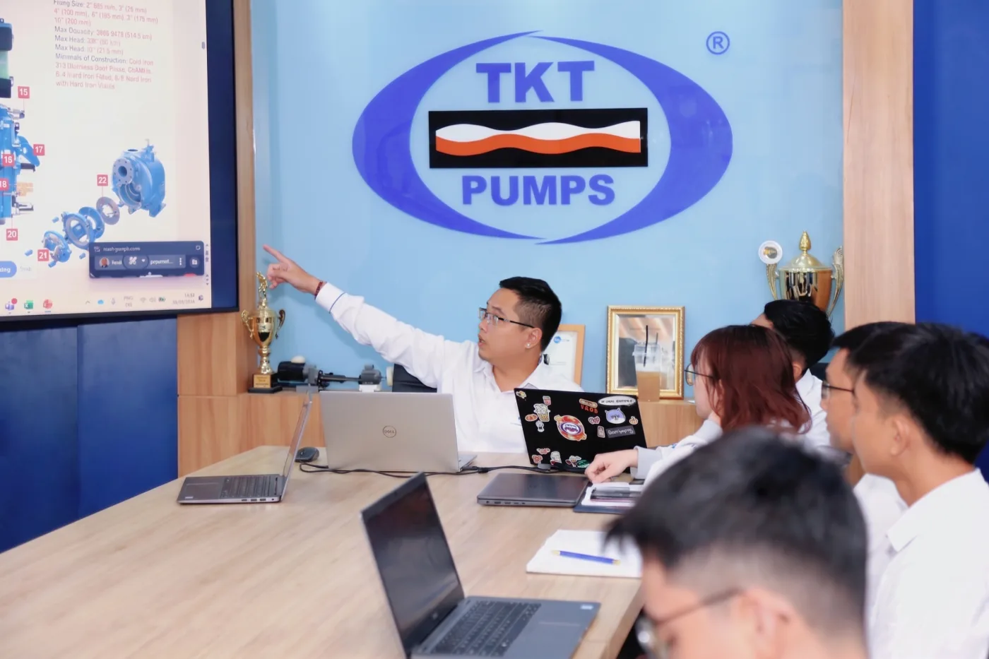 Thái Khương Pumps chính thức trở thành đại lý phân phối thương hiệu Gorman-Rupp tại thị trường Việt Nam 6 Nhân viên Thái Khương Pumps chỉ vào bản vẽ tách chi tiết bơm Super T trong buổi đào tạo