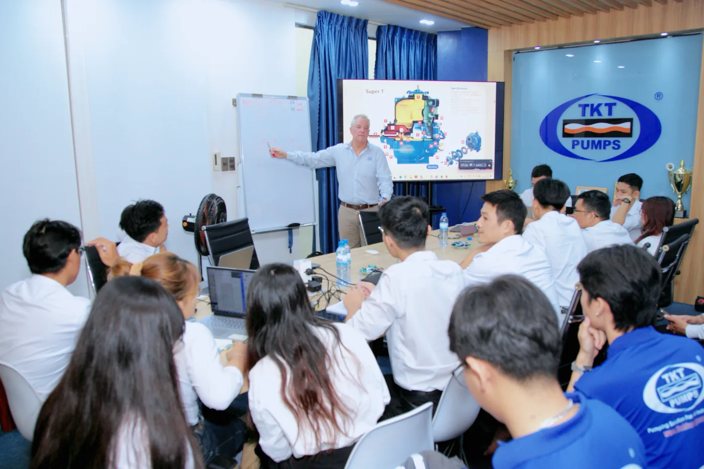 Thái Khương Pumps chính thức trở thành đại lý phân phối thương hiệu Gorman-Rupp tại thị trường Việt Nam 4 Đại diện Gorman-Rupp trình bày cấu tạo bơm tự mồi Super T trước đội kỹ thuật và kinh doanh Thái Khương Pumps