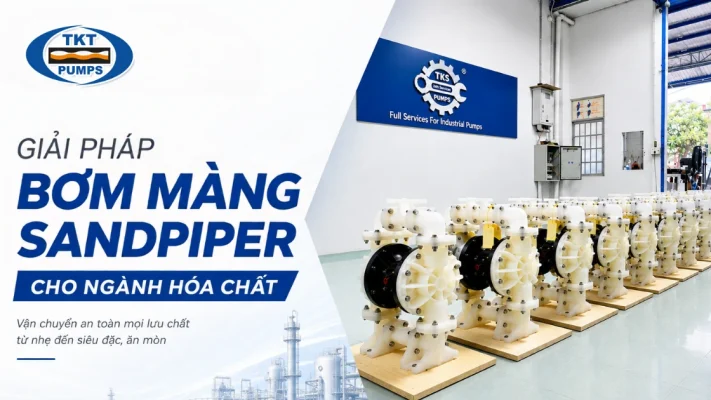 Giải pháp bơm màng Sandpiper cho ngành hóa chất — dãy bơm màng khí nén thân nhựa trắng tại xưởng Thái Khương Services, kèm logo TKT Pumps