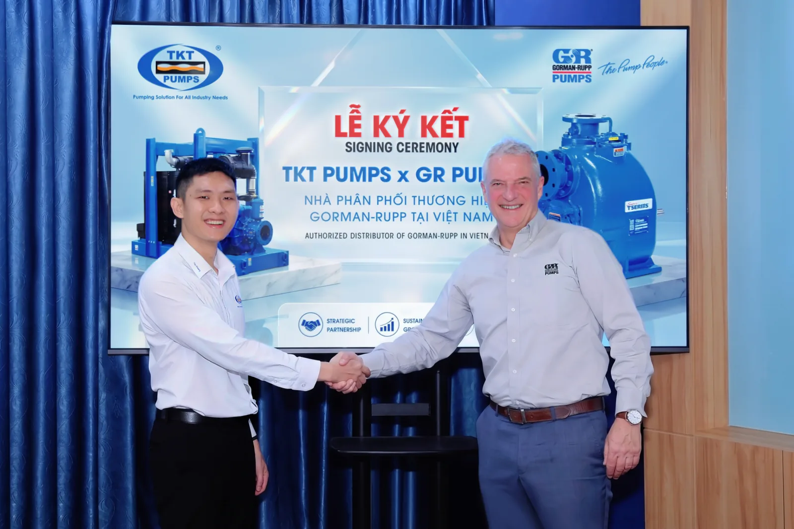 Đại diện Thái Khương Pumps và Gorman-Rupp bắt tay tại lễ ký kết nhà phân phối thương hiệu Gorman-Rupp tại Việt Nam, ngày 24/8/2026