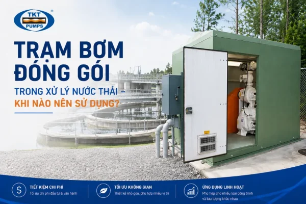 Trạm bơm đóng gói trong xử lý nước thải - Khi nào nên sử dụng? 9 Trạm bơm đóng gói trong xử lý nước thải, vỏ trạm màu xanh đặt cạnh bể xử lý, cửa mở cho thấy máy bơm và đường ống đã lắp sẵn bên trong