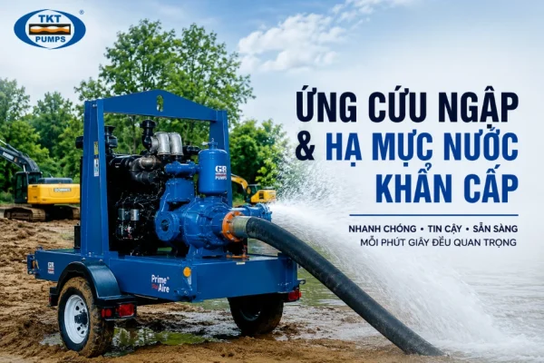Cụm bơm mồi khô Prime Aire lắp trên rơ-moóc đang xả nước tại hiện trường ứng cứu ngập
